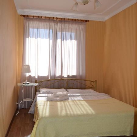 Apart Na Himnaziinoi Naberezhnii Apartment Kharkiv Exterior photo